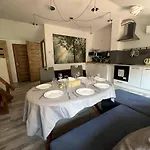 Big Attic Near Tauron Arena شقة *